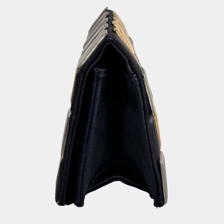مملوكة مسبقًا Chanel Black Pochette en Satin et Metal Bag
