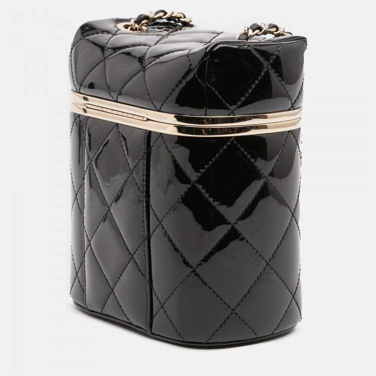 مملوكة مسبقًا Chanel Black Quilted Patent Logo Chain Vanity Case