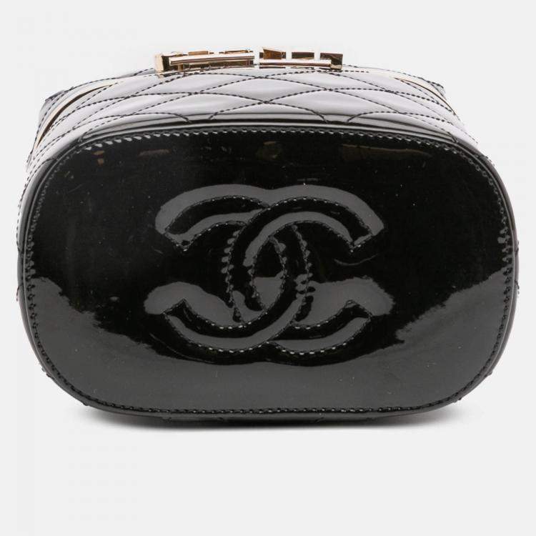 مملوكة مسبقًا Chanel Black Quilted Patent Logo Chain Vanity Case