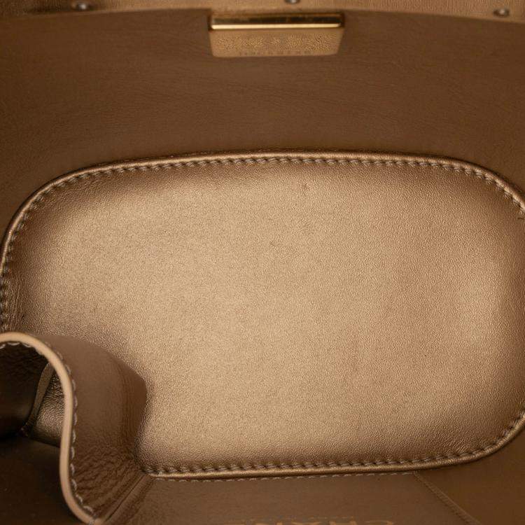 مملوكة مسبقًا Chanel Black Quilted Patent Logo Chain Vanity Case