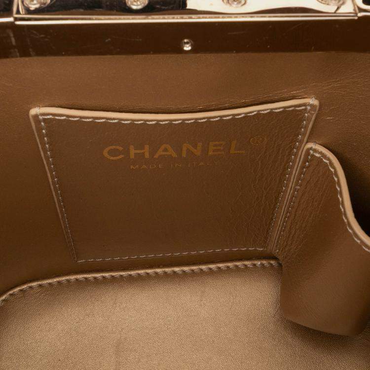 مملوكة مسبقًا Chanel Black Quilted Patent Logo Chain Vanity Case