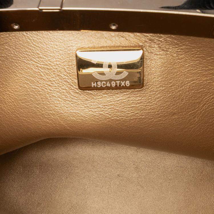 مملوكة مسبقًا Chanel Black Quilted Patent Logo Chain Vanity Case