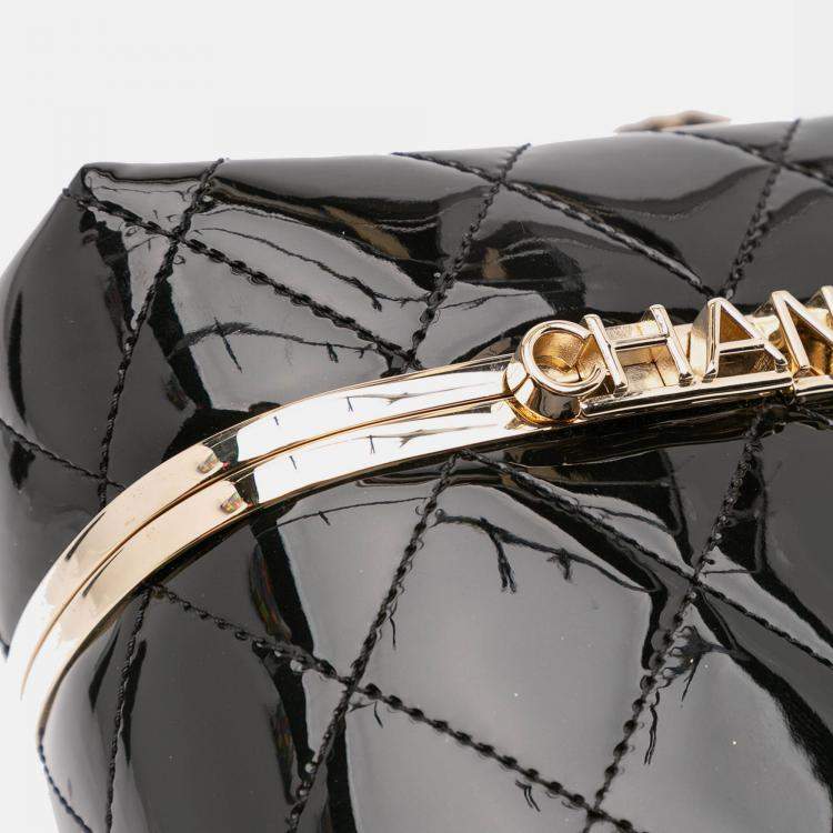 مملوكة مسبقًا Chanel Black Quilted Patent Logo Chain Vanity Case