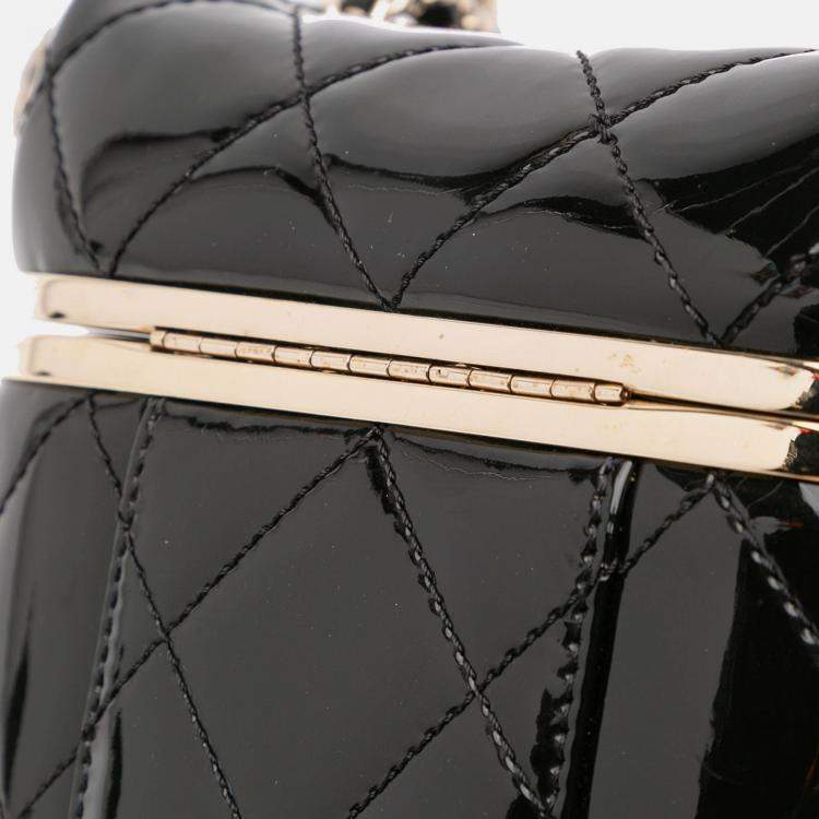 مملوكة مسبقًا Chanel Black Quilted Patent Logo Chain Vanity Case