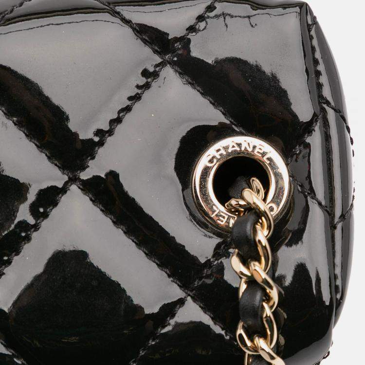 مملوكة مسبقًا Chanel Black Quilted Patent Logo Chain Vanity Case