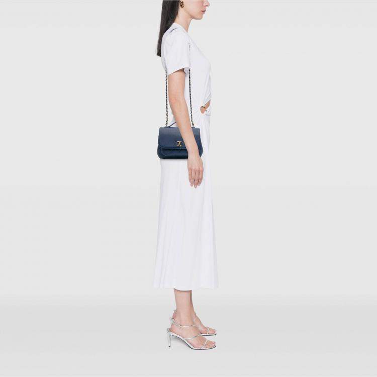 مملوكة مسبقًا Chanel Blue Medium Caviar Business Affinity Flap