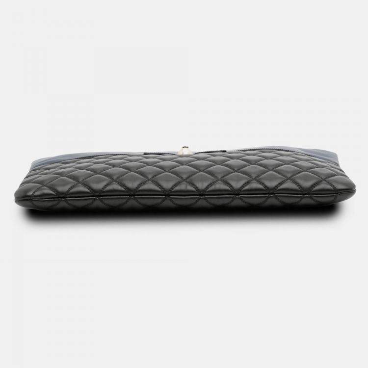 Pre Owned Chanel Black Navy Blue Large Bicolor Quilted Leather Pearl O Case Clutch
