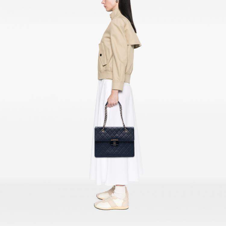 مملوكة مسبقًا Chanel Navy Blue Quilted Sheepskin Beauty Lock Shopping Tote