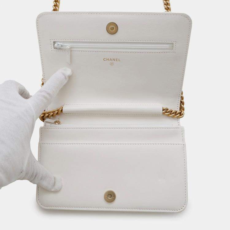 Pre Owned Chanel Boy White Soft Caviar Leather Round Chain Wallet