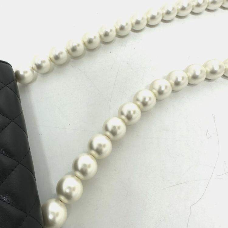 Pre Owned Chanel Maxi Pearls Black Quilted Calfskin Clutch With Chain
