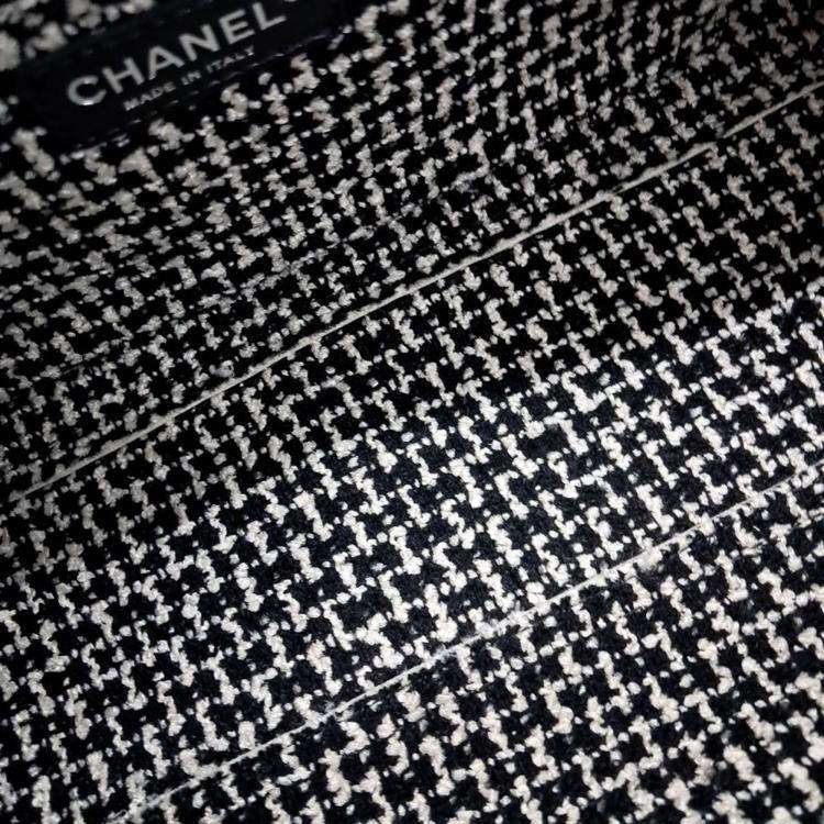 Pre Owned Chanel Cream tweed chain shoulder bag