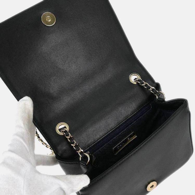 مملوكة مسبقًا Chanel Black Lambskin Shoulder Bag