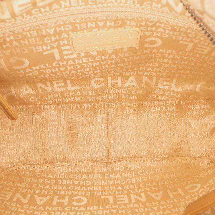 مملوكة مسبقًا Chanel Brown CC Suede Camellia Hobo