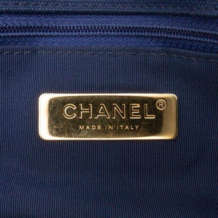 مملوكة مسبقًا Chanel Blue Medium Canvas and Cotton 19 Flap