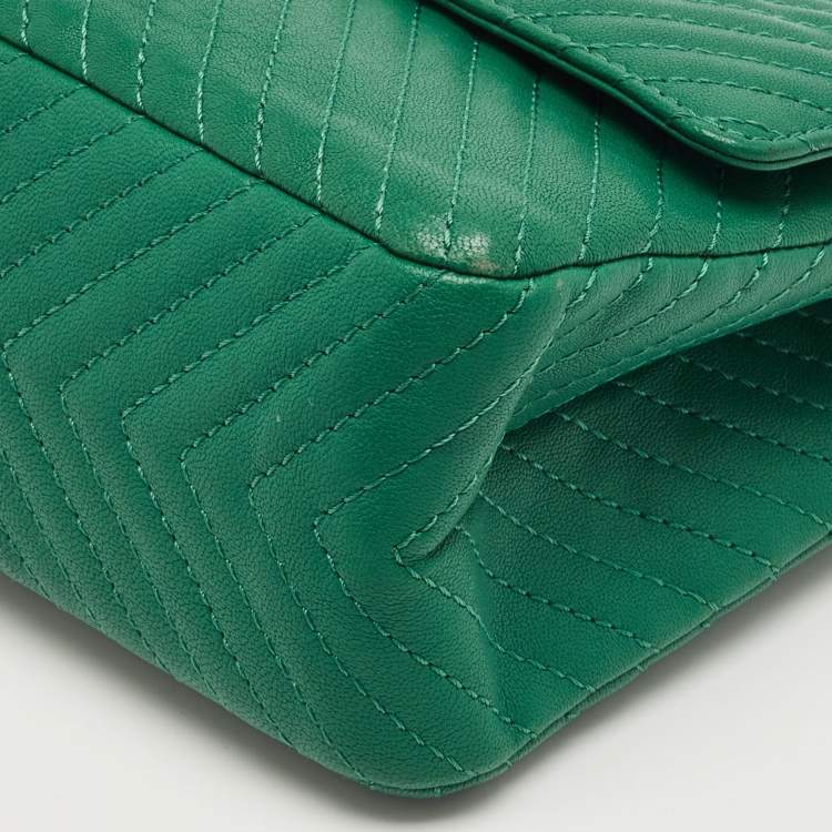 Pre Owned Chanel Green Chevron Leather Classic 226 Reissue 2.55 Flap Bag