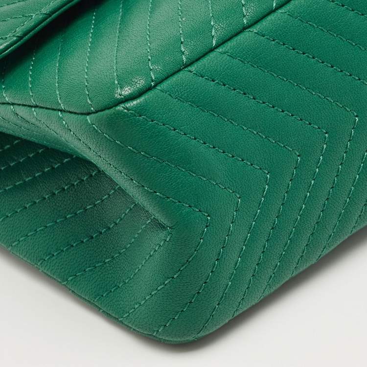 Pre Owned Chanel Green Chevron Leather Classic 226 Reissue 2.55 Flap Bag