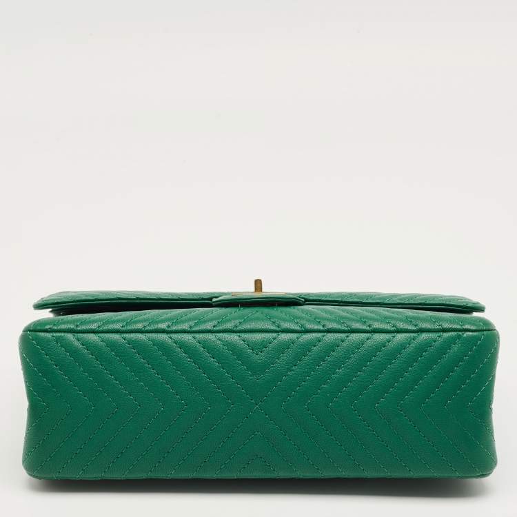 Pre Owned Chanel Green Chevron Leather Classic 226 Reissue 2.55 Flap Bag