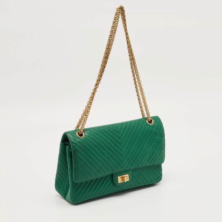 Pre Owned Chanel Green Chevron Leather Classic 226 Reissue 2.55 Flap Bag