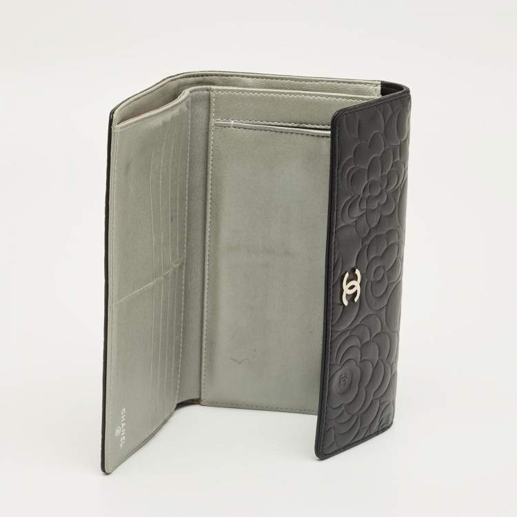 Pre Owned Chanel Black Leather CC Camellia Embossed Trifold Wallet