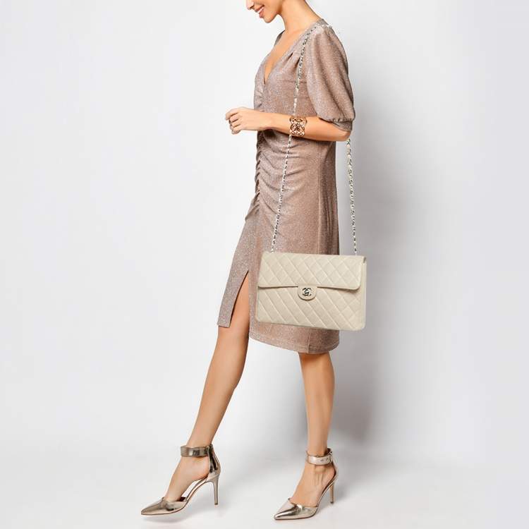 مملوكة مسبقًا حقيبة شانيل جامبو كلاسيك جلد مبطن بيج بقلاب واحد عتيق