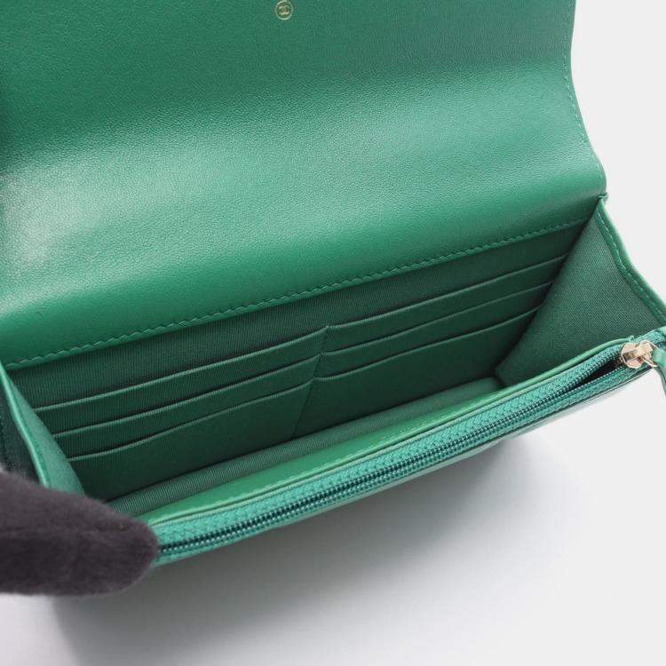 Pre Owned Chanel 19 Disneuf Matelasse Shoulder Bag In Lambskin Green
