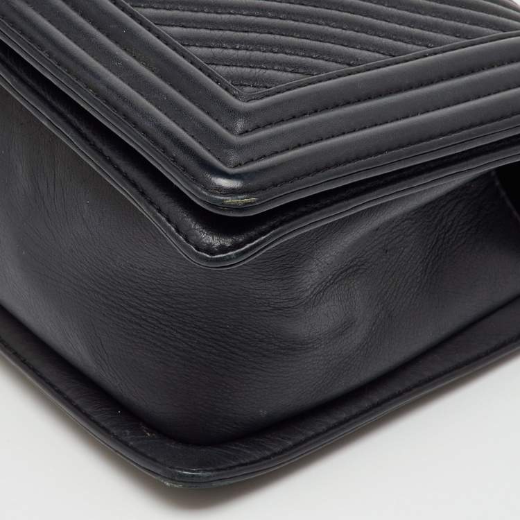مملوكة مسبقًا Chanel Black Chevron Leather Medium Boy Flap Bag