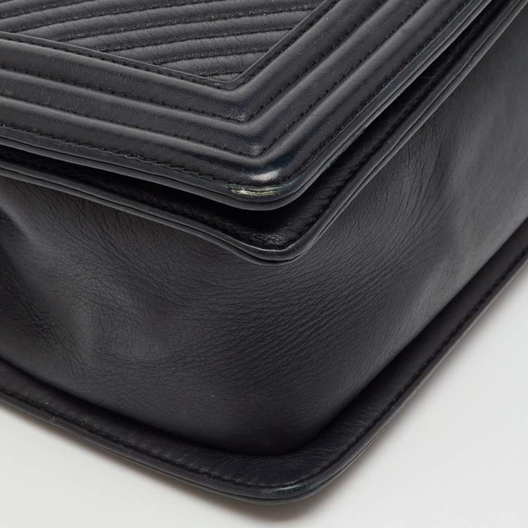 مملوكة مسبقًا Chanel Black Chevron Leather Medium Boy Flap Bag