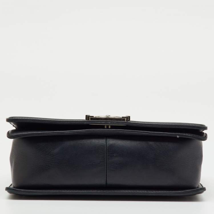 مملوكة مسبقًا Chanel Black Chevron Leather Medium Boy Flap Bag