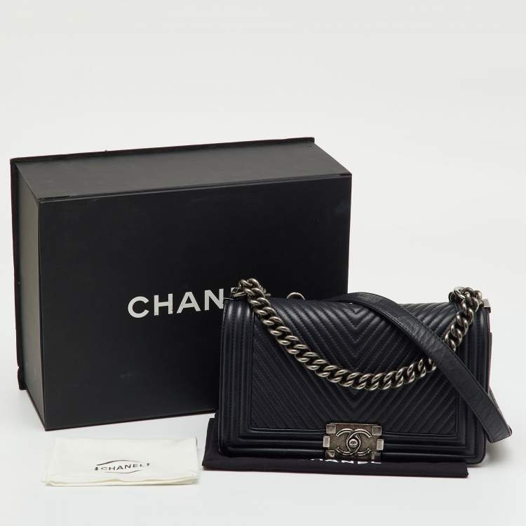 مملوكة مسبقًا Chanel Black Chevron Leather Medium Boy Flap Bag