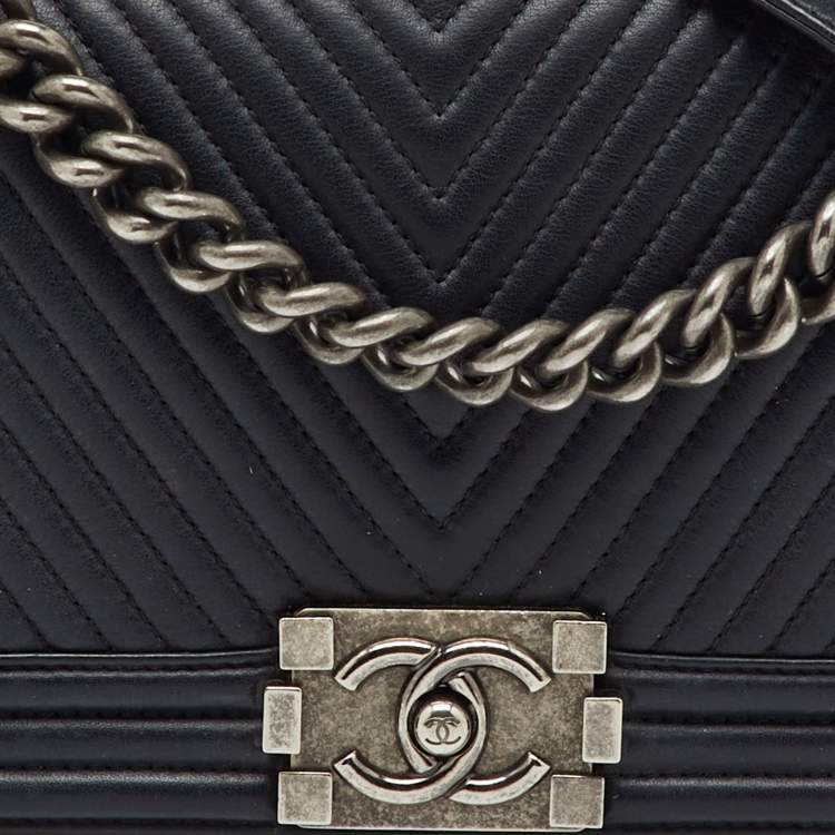 مملوكة مسبقًا Chanel Black Chevron Leather Medium Boy Flap Bag