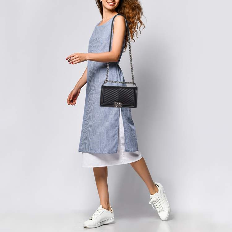 مملوكة مسبقًا Chanel Black Chevron Leather Medium Boy Flap Bag
