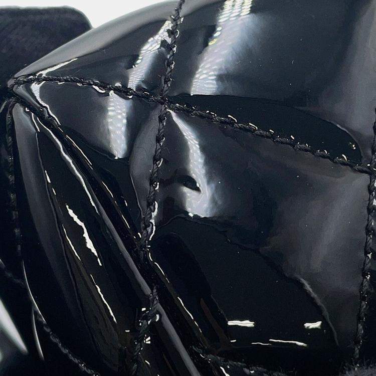 Pre Owned Chanel Matelasse Chain shoulder Bag Black Patent Leather Leather Size 25