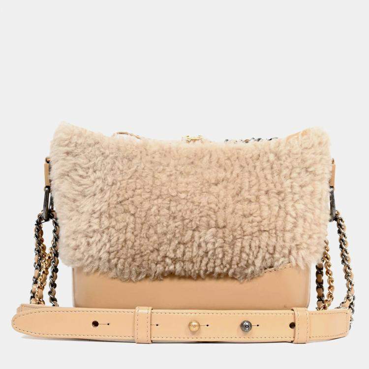 مملوكة مسبقًا Chanel 2017-18 Beige Shearling/Leather Small Gabrielle Crossbody