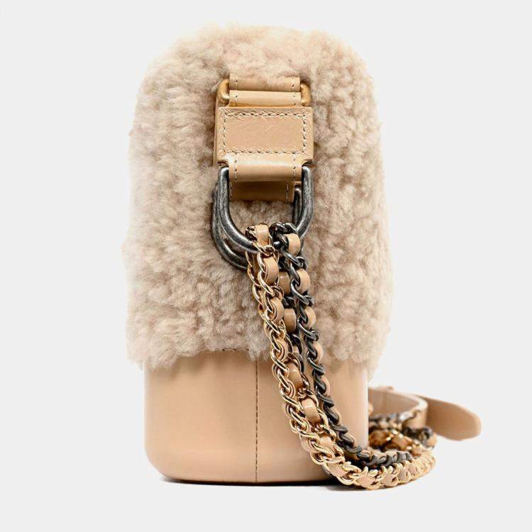 مملوكة مسبقًا Chanel 2017-18 Beige Shearling/Leather Small Gabrielle Crossbody