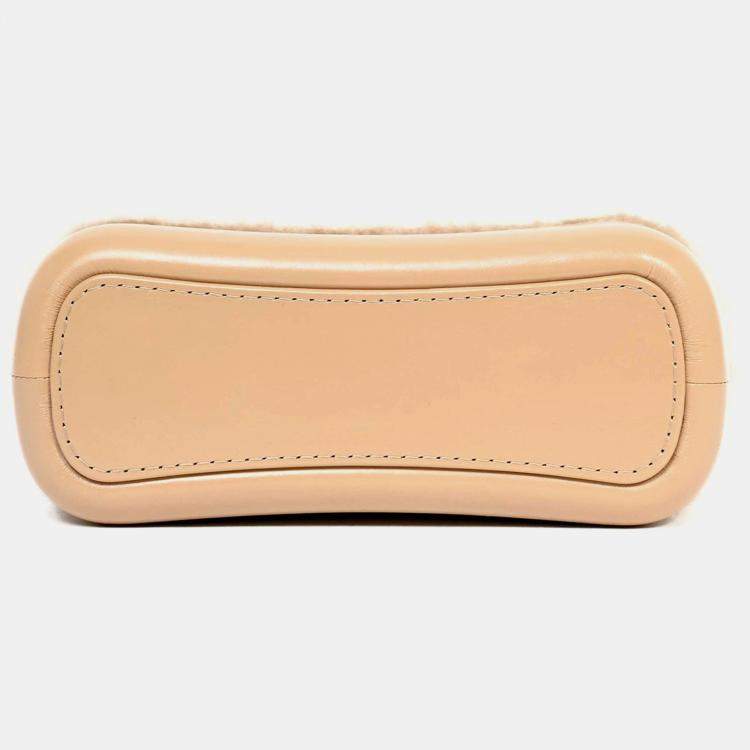 مملوكة مسبقًا Chanel 2017-18 Beige Shearling/Leather Small Gabrielle Crossbody