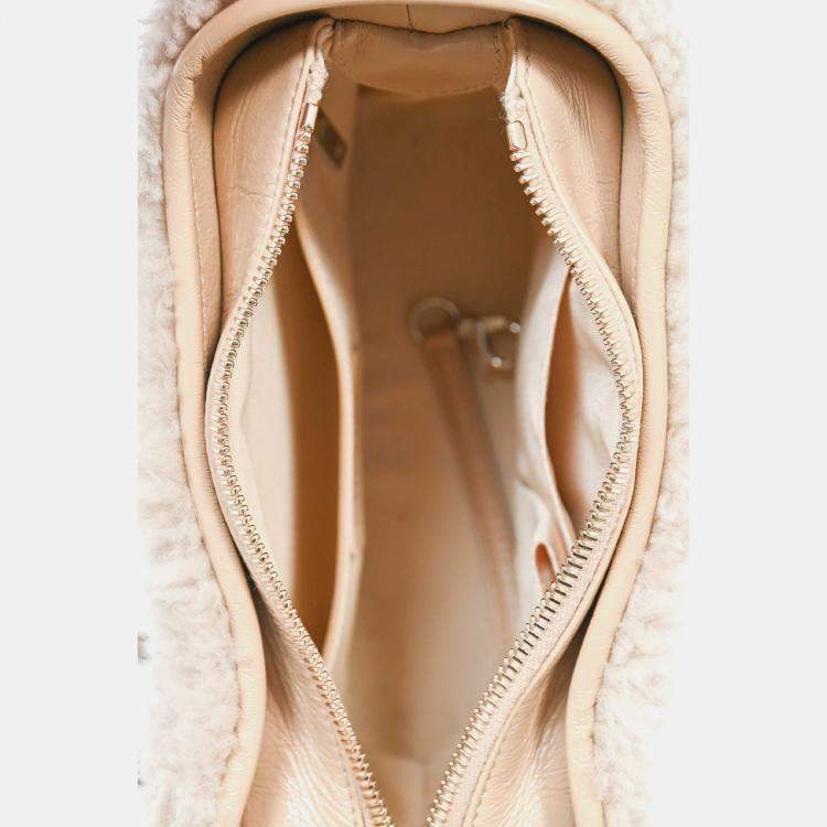 مملوكة مسبقًا Chanel 2017-18 Beige Shearling/Leather Small Gabrielle Crossbody