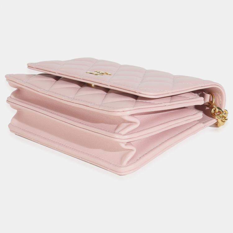 مملوكة مسبقًا Chanel Pink Quilted Lambskin CC Pearl Enamel Clutch On Chain