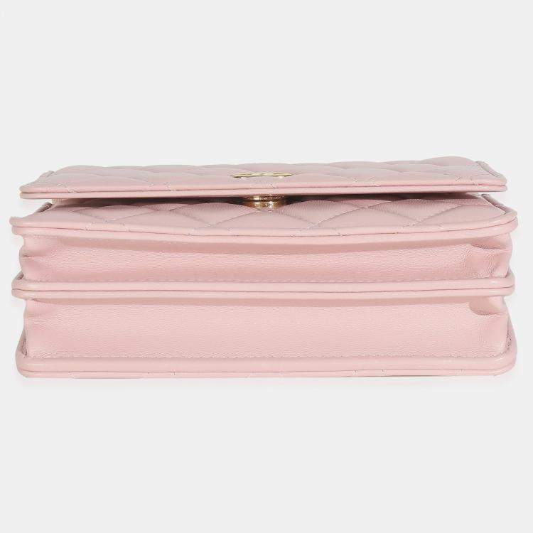مملوكة مسبقًا Chanel Pink Quilted Lambskin CC Pearl Enamel Clutch On Chain