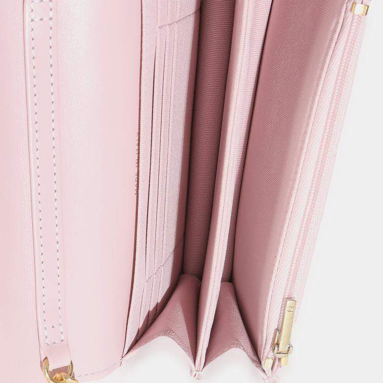 مملوكة مسبقًا Chanel Pink Quilted Lambskin CC Pearl Enamel Clutch On Chain