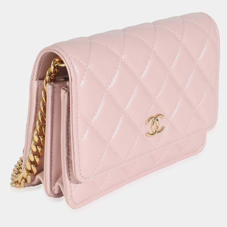 مملوكة مسبقًا Chanel Pink Quilted Lambskin CC Pearl Enamel Clutch On Chain
