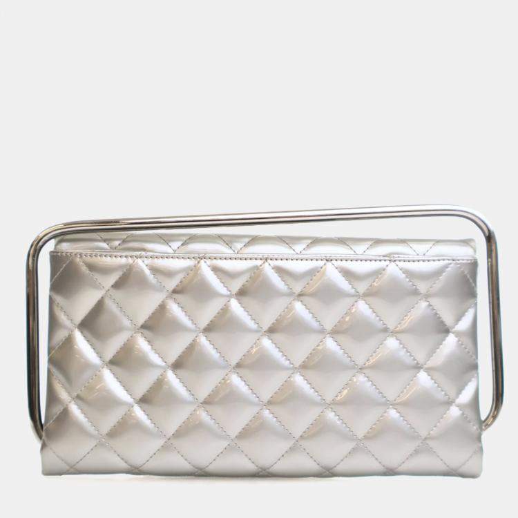 مملوكة مسبقًا حقيبة كلتش شانيل معدني فضي ببراءة بيد معدنية
