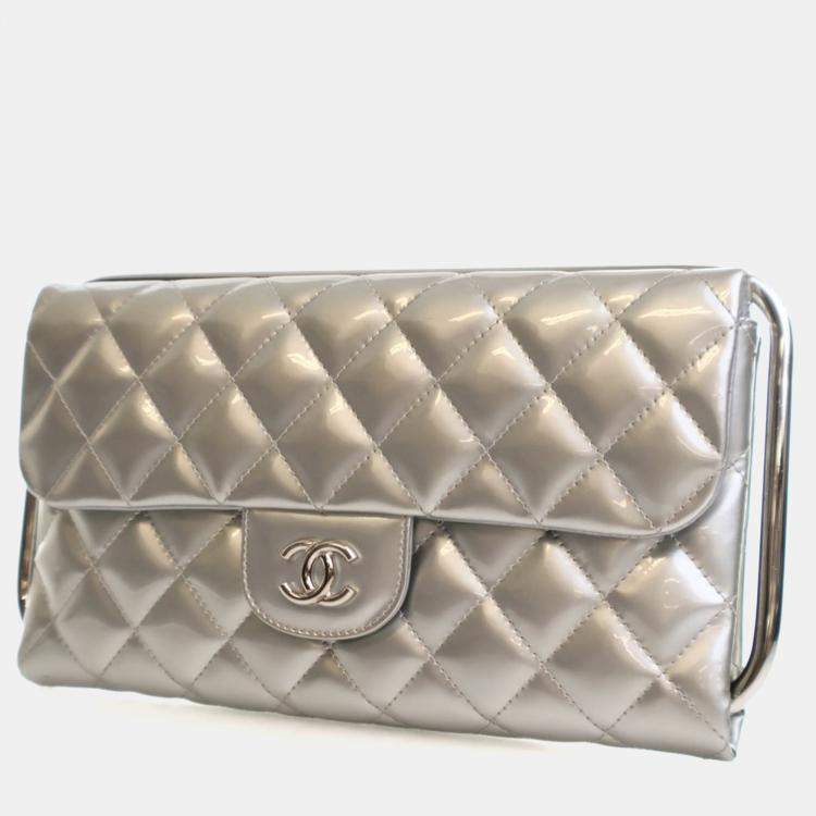 مملوكة مسبقًا حقيبة كلتش شانيل معدني فضي ببراءة بيد معدنية