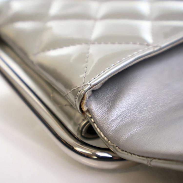 مملوكة مسبقًا حقيبة كلتش شانيل معدني فضي ببراءة بيد معدنية
