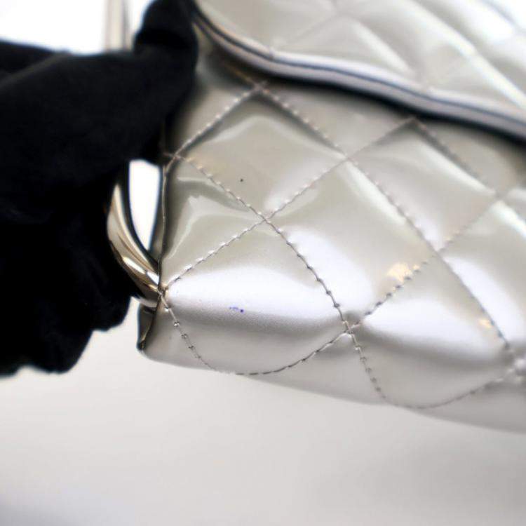 مملوكة مسبقًا حقيبة كلتش شانيل معدني فضي ببراءة بيد معدنية