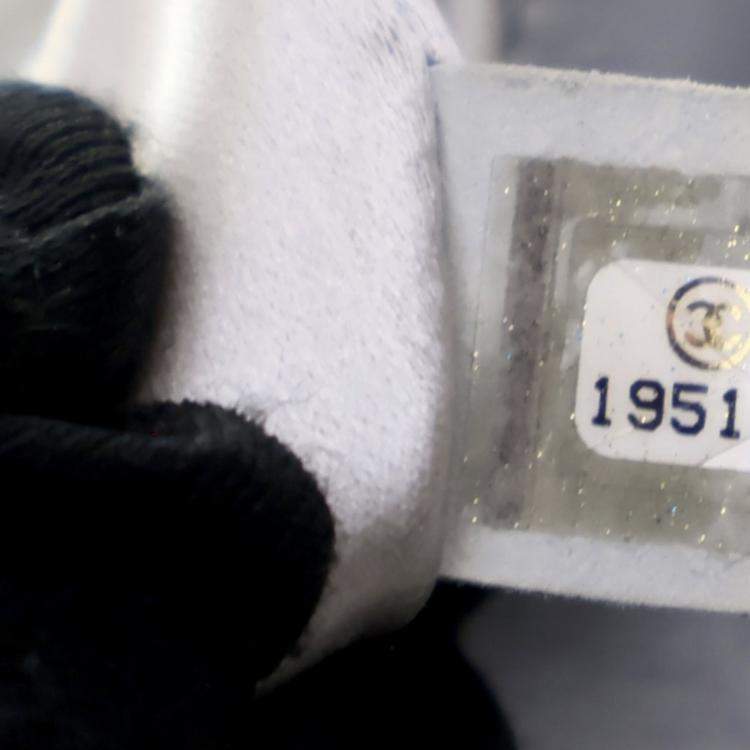 مملوكة مسبقًا حقيبة كلتش شانيل معدني فضي ببراءة بيد معدنية