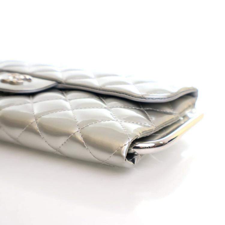 مملوكة مسبقًا حقيبة كلتش شانيل معدني فضي ببراءة بيد معدنية