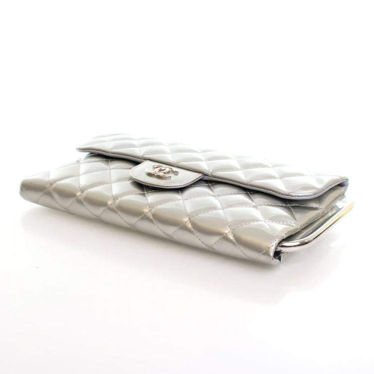 مملوكة مسبقًا حقيبة كلتش شانيل معدني فضي ببراءة بيد معدنية