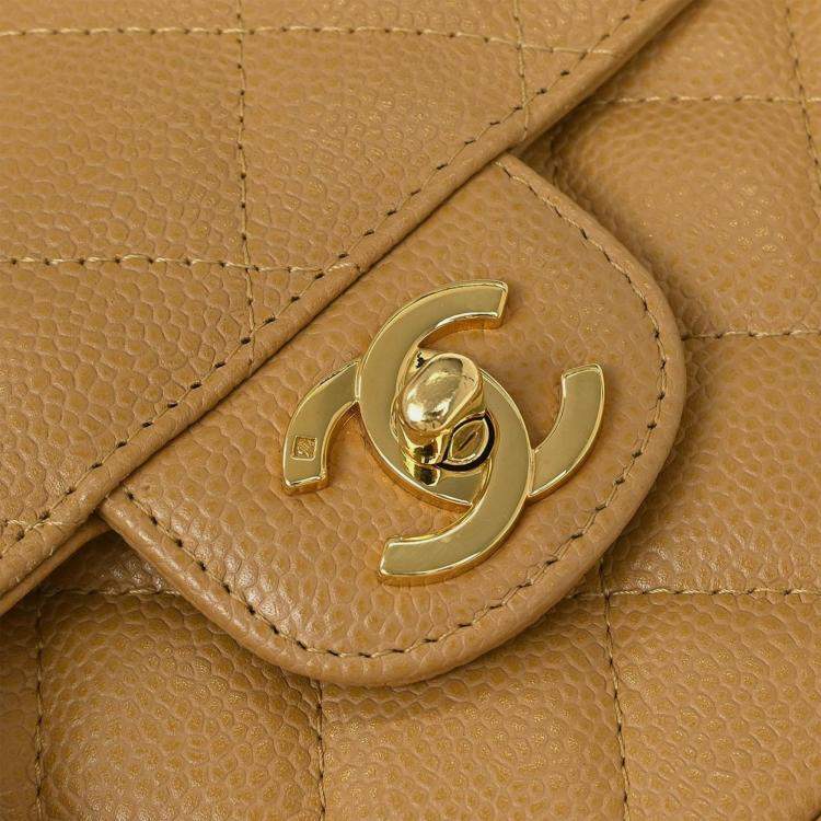مملوكة مسبقًا Chanel Beige Calfskin Handbag