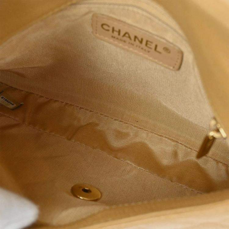 مملوكة مسبقًا Chanel Beige Calfskin Handbag