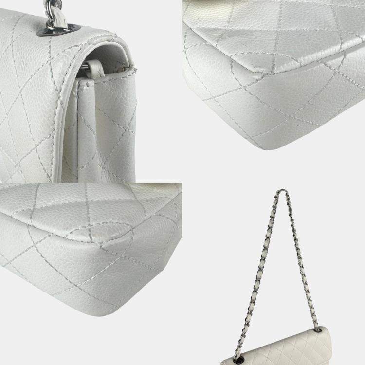 مملوكة مسبقًا Chanel Matelasse Shoulder Bag In Caviar Leather With Metallic Off-White And Silver